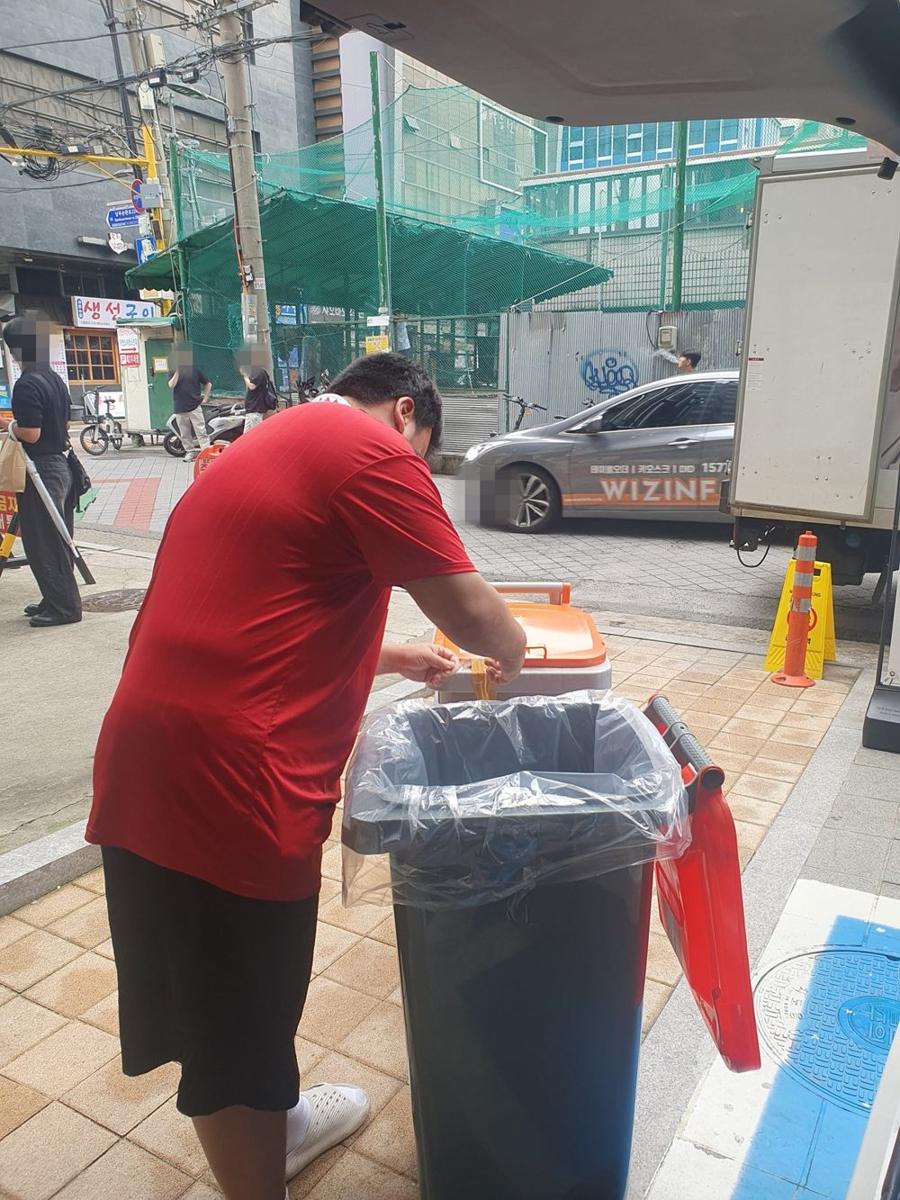 음식물 쓰레기통을 새것으로 교체하는 JNR 직원