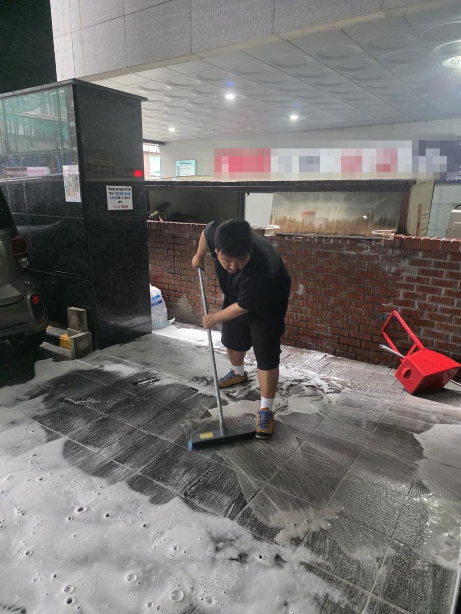 로비 바닥에 세제를 바르는 JNR 직원