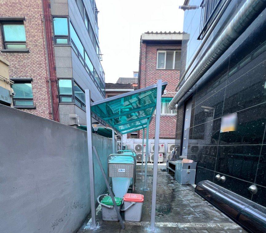 지붕이 설치된 분리수거장
