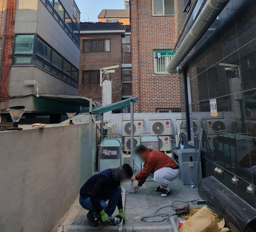 분리수거장 기둥을 바닥에 고정하는 작업