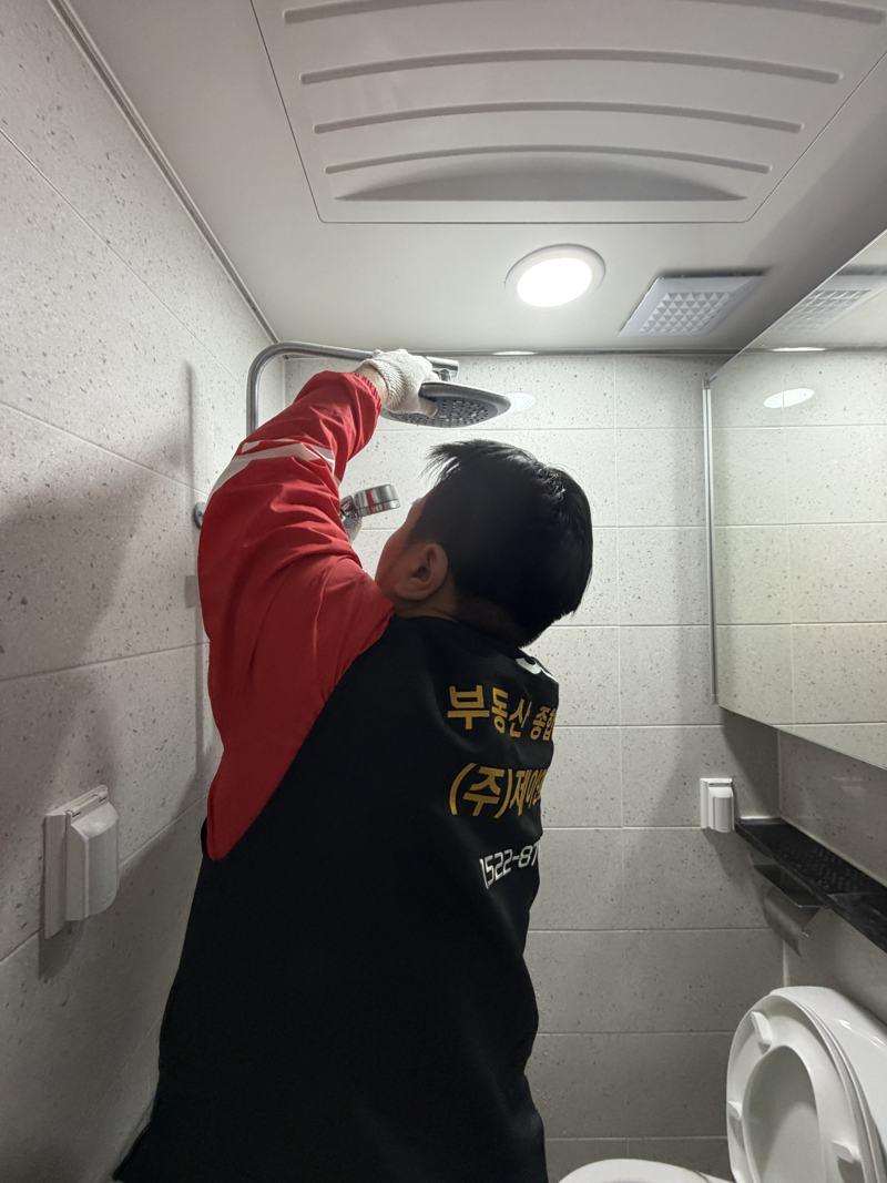 샤워 수전 설비를 수리하는 JNR 직원