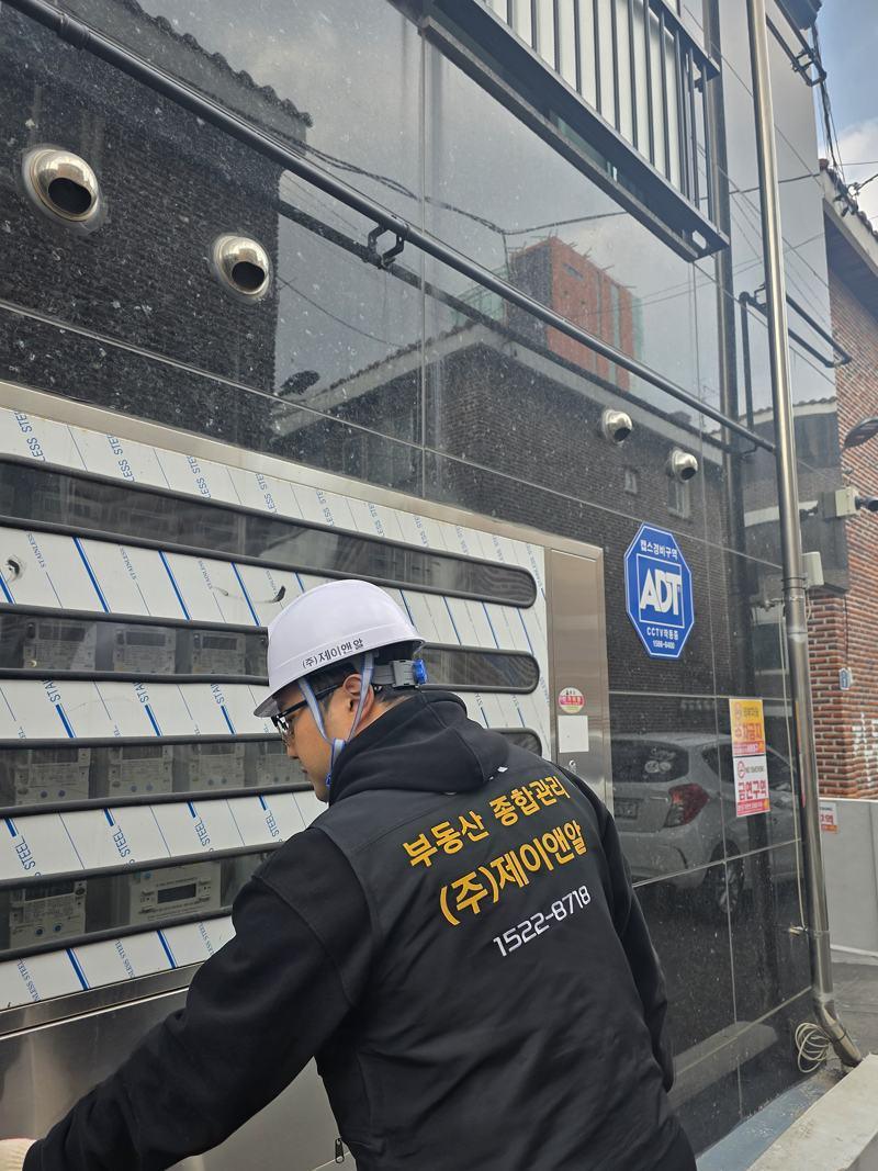 우편함과 공용부를 점검하는 JNR 직원