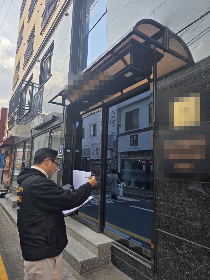 출입구 주변을 순회 점검하는 JNR 직원
